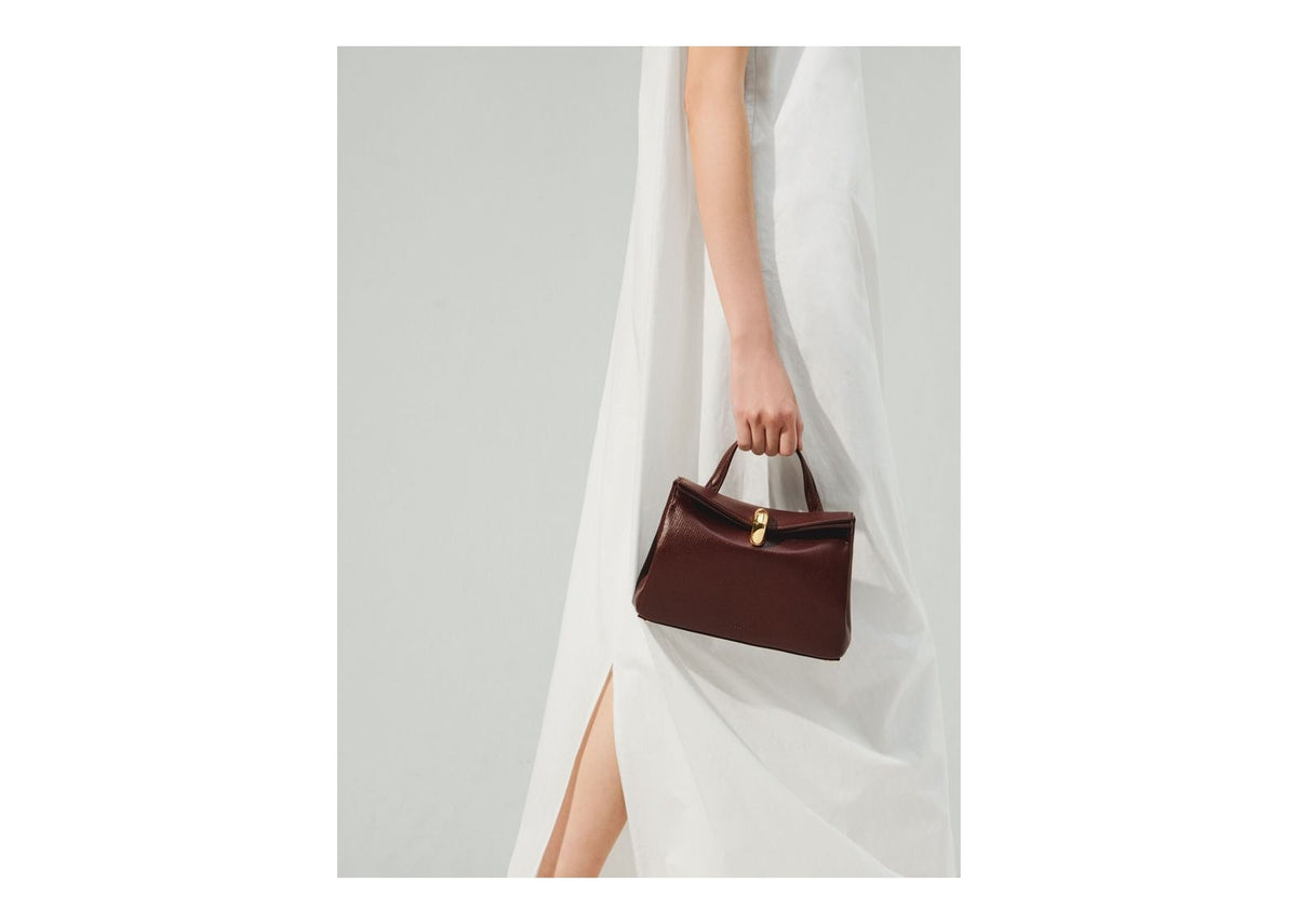 Jacquemus Le Petit Valérie Brown
